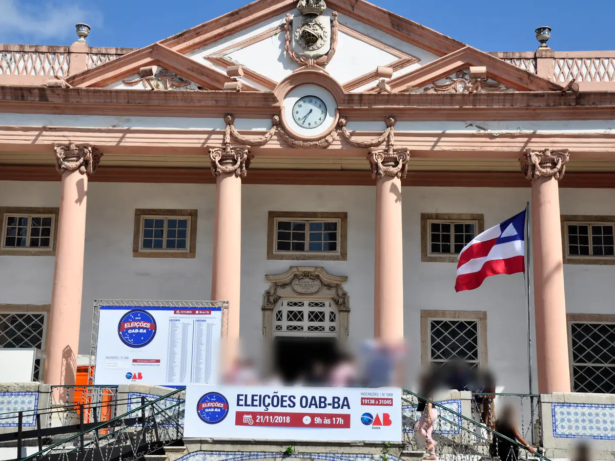 Faixa da eleição na entrada do prédio, com a data e o horário da votação, das 9h às 17h.