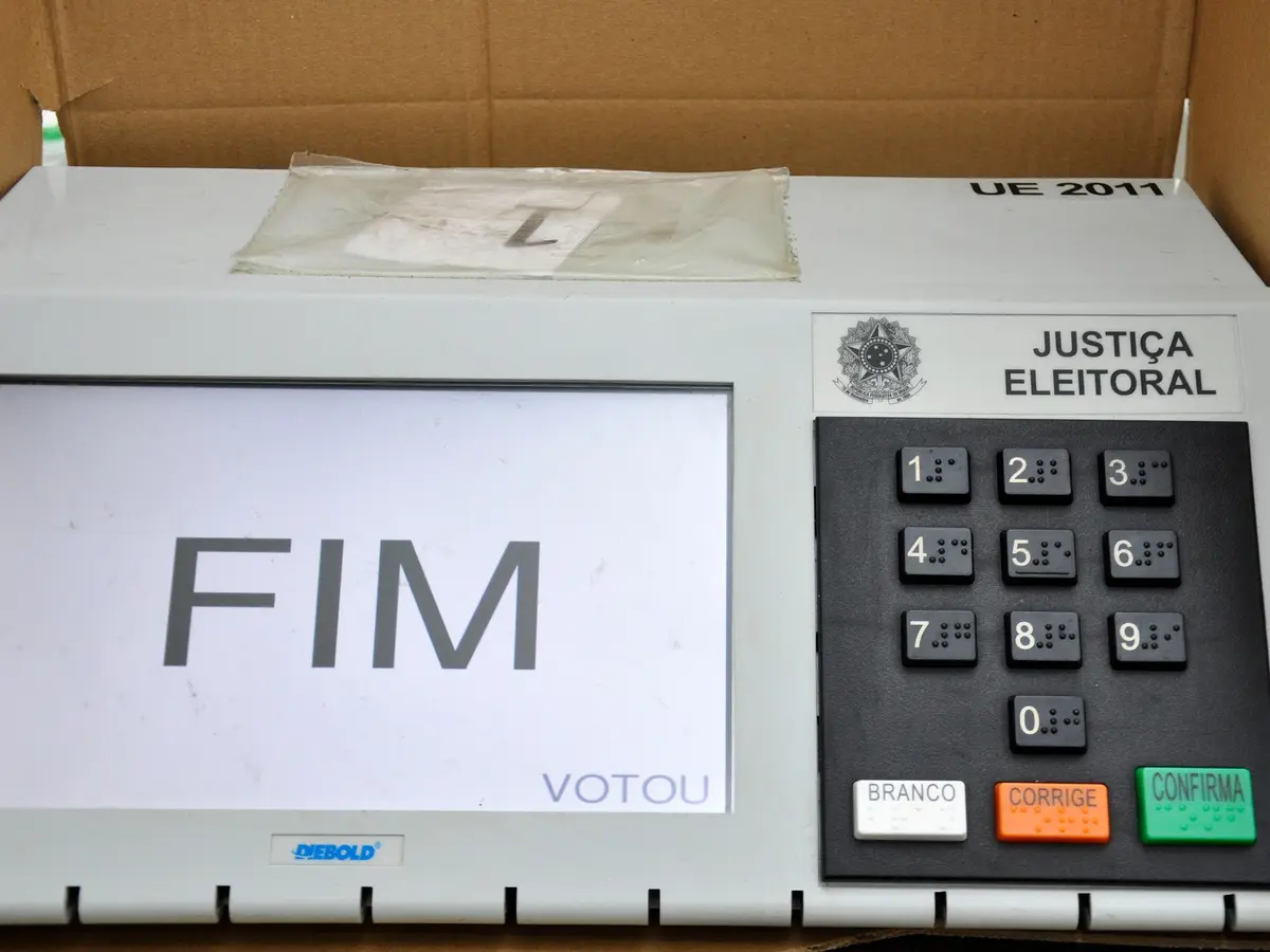 A tela FIM indica que o eleitor concluiu o voto na urna eletrônica.